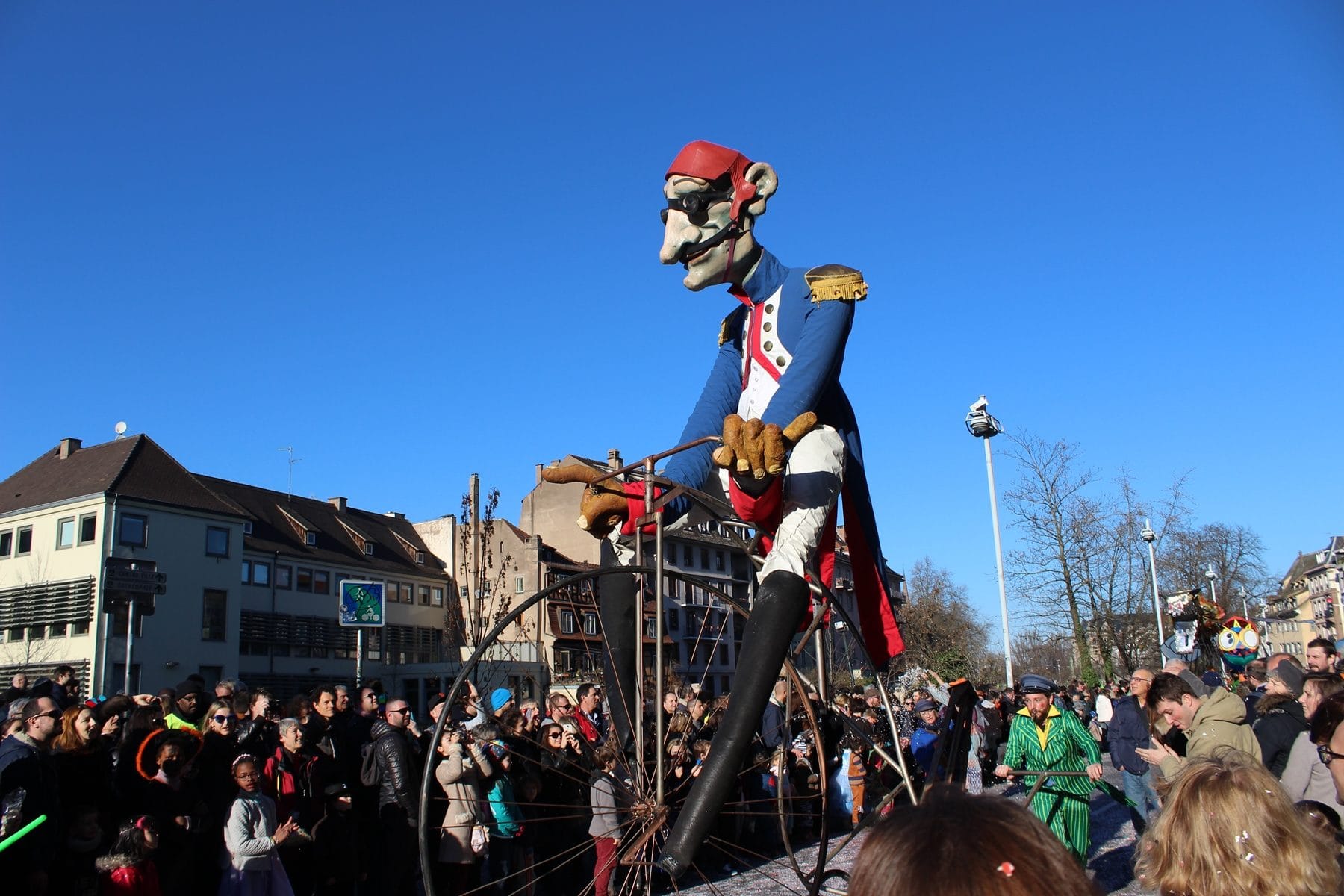 10 bidulos "articulés" une vingtaine de groupes défileront dans les rues de Strasbourg pour le carnaval 2019, avec quelques Strasbourgeois demain. (photo JFG / Rue89 Strasbourg)