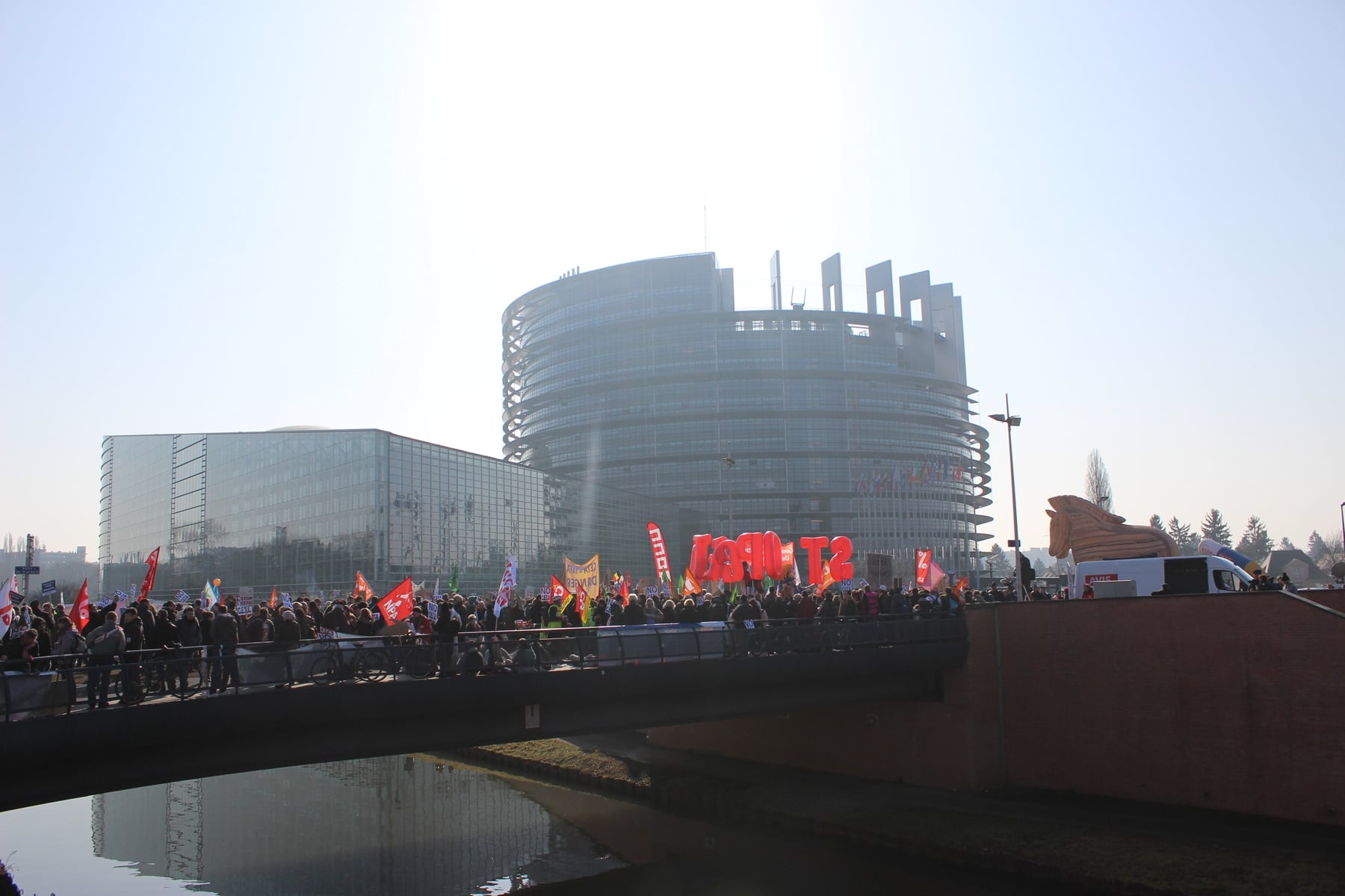 Devant le Parlement européen : l’espace pour manifester va disparaître