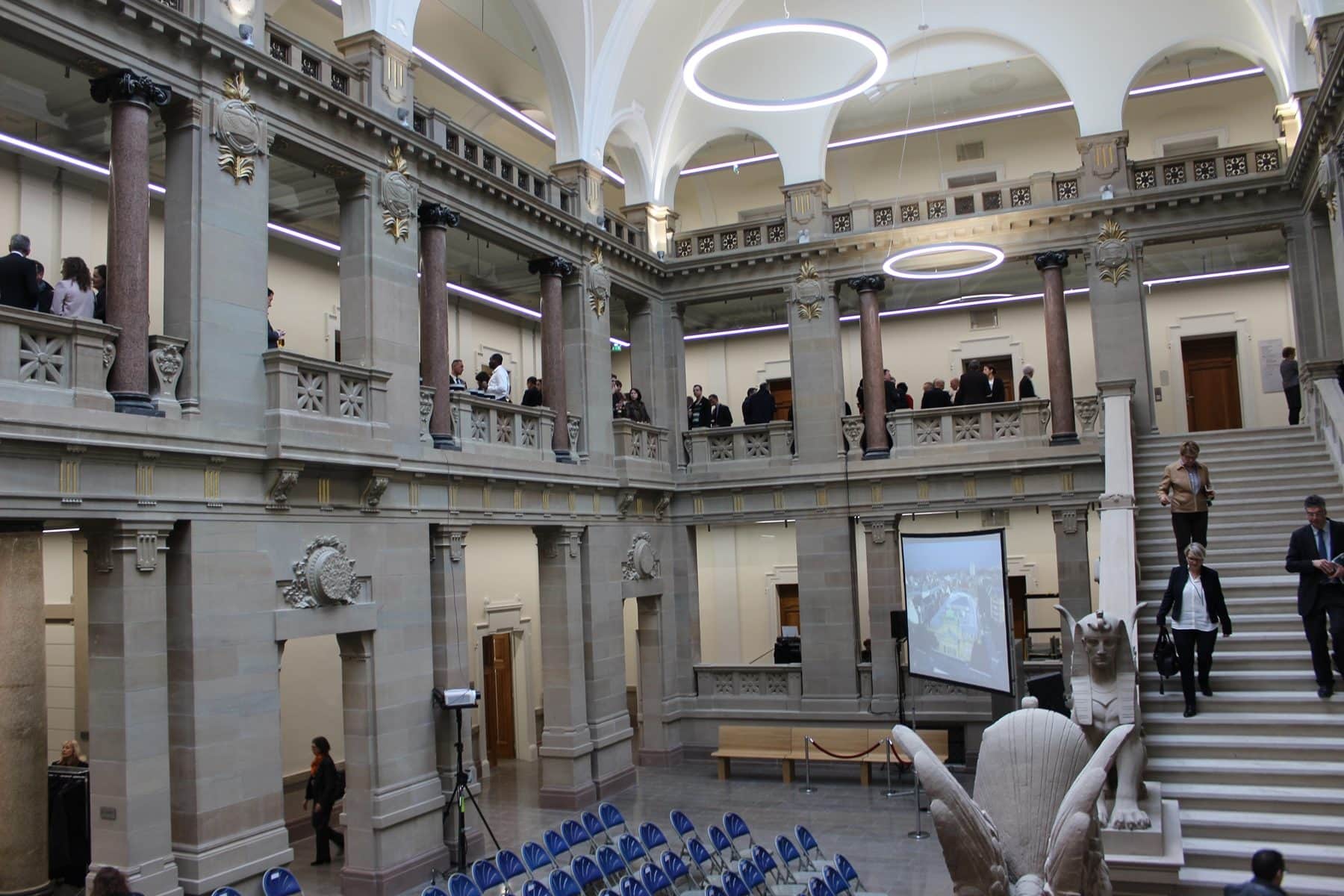 Les volutes et les mosaïques de la salle des pas perdus sont restés intacts (Photo JFG / Rue89 Strasbourg)