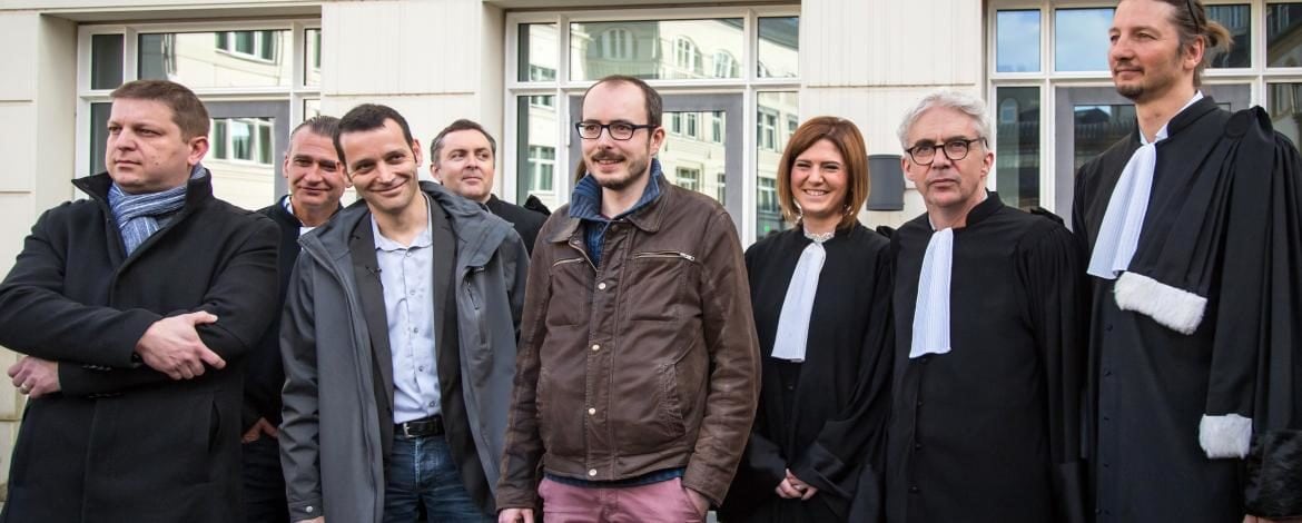 Raphaël Halet, Edouard Perrin, Antoine Deltour et leurs avocats devant la cour d'appel de Luxembourg le 15 mars (Photo RSF)
