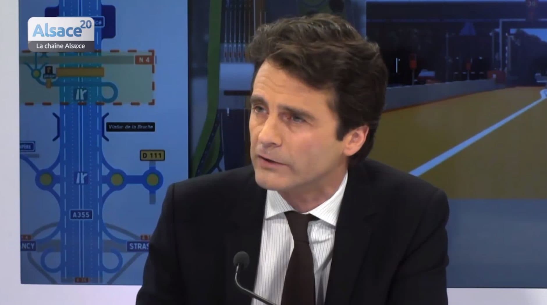 Président d'Arcos, Marc Bouron a pu présenter l'autoroute de contournement, sans contradicteur, pendant toute l'émission (capture d'écran)