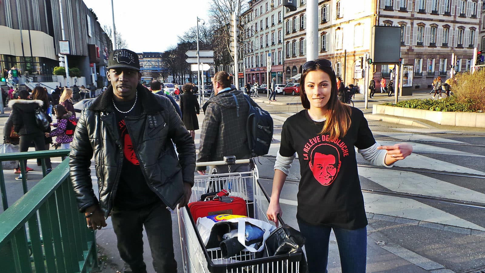 Mansour Ndiaye, fondateur de La Relève de Coluche, fait la connaissance d'Alyzee , nouvelle recrue strasbourgeoise (Photo CG / Rue89 Strasbourg / cc)