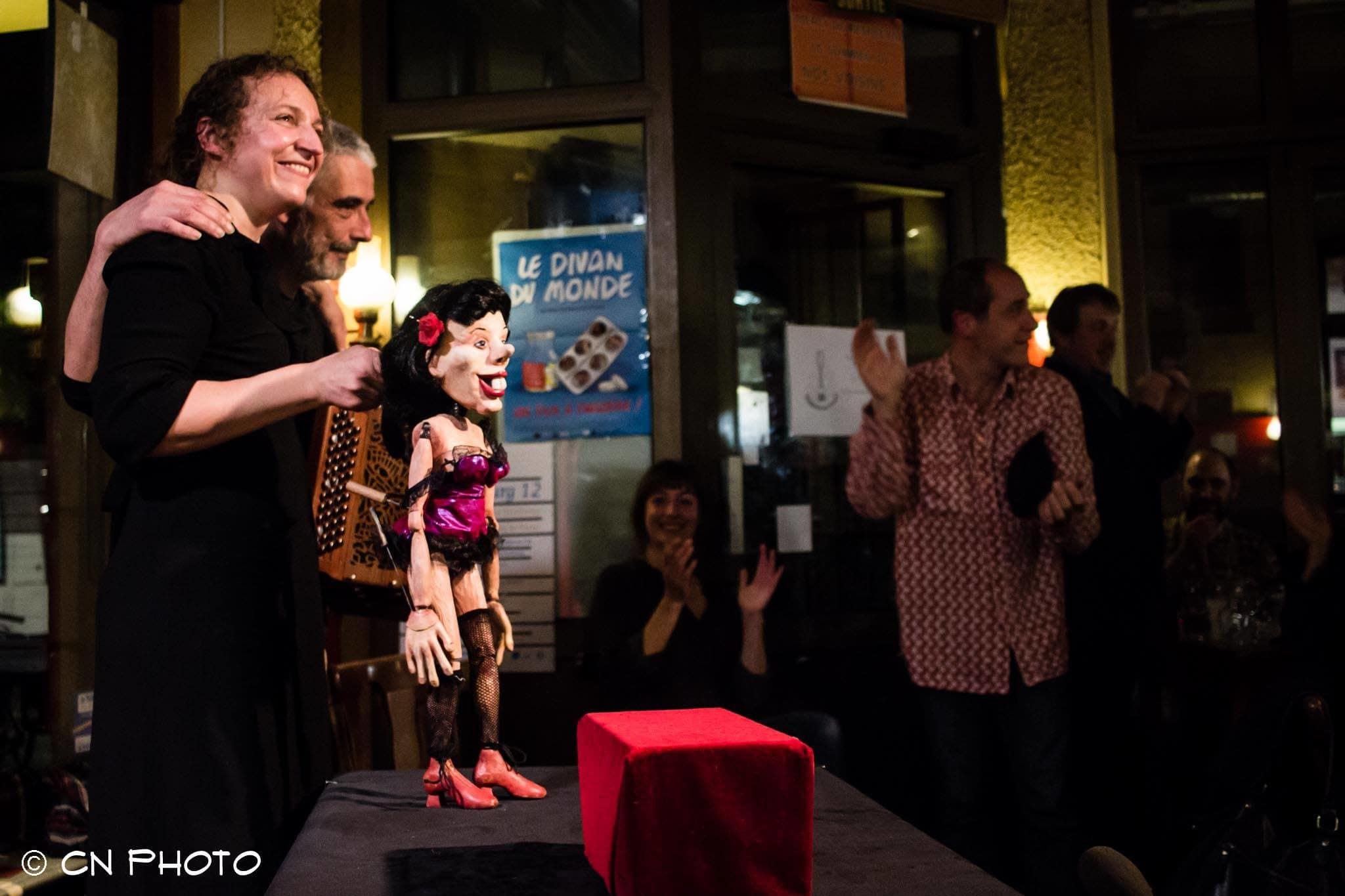 La marionnettiste Céline Bernhard et l'accordéoniste Yves Béraud lors de l'édition 2016 (Photo CN Photo)