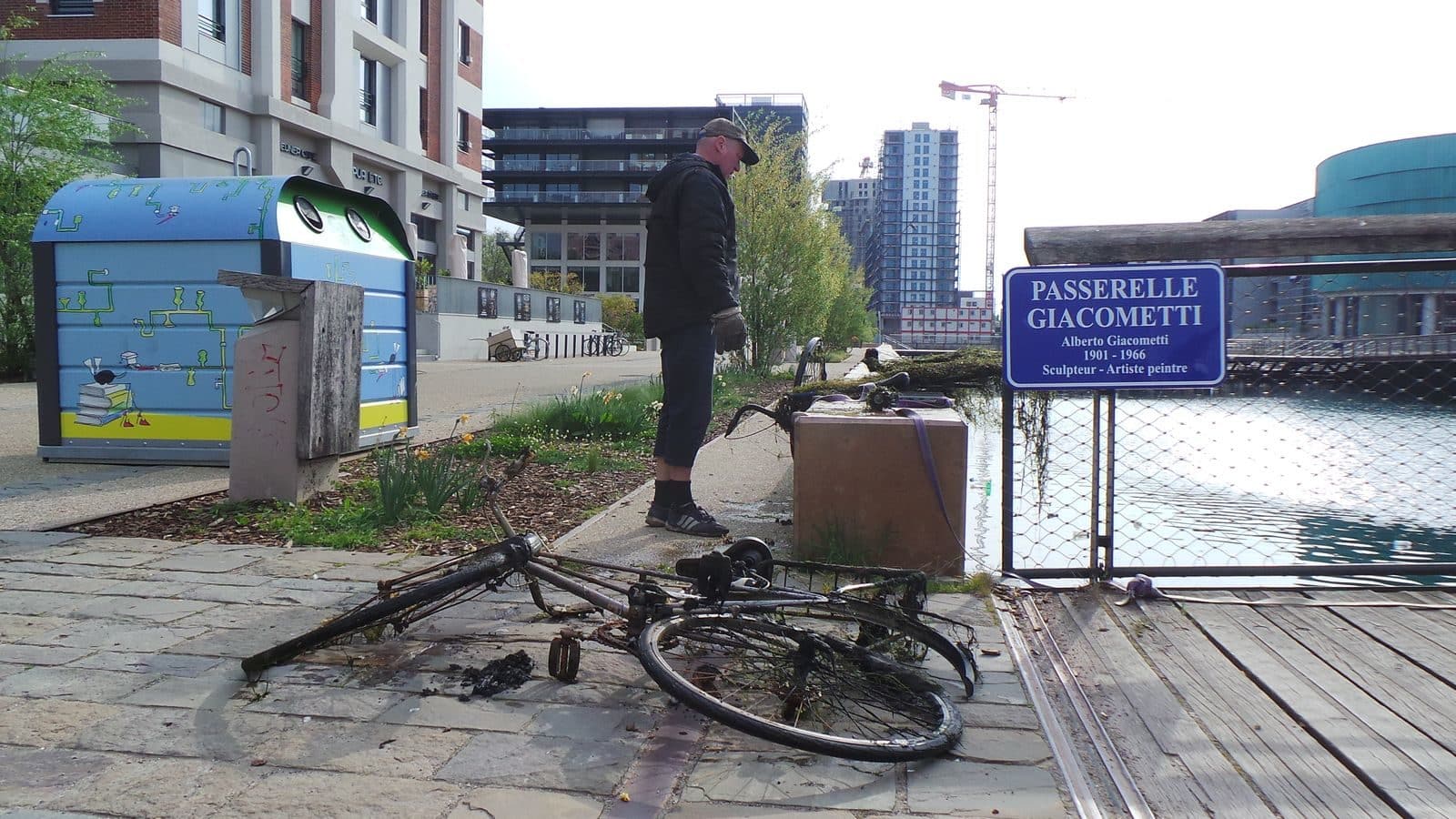 Après quelques minutes d'efforts, les carcasses jonchent la passerelle Giacometti (Photo PF / Rue89 Strasbourg / cc)