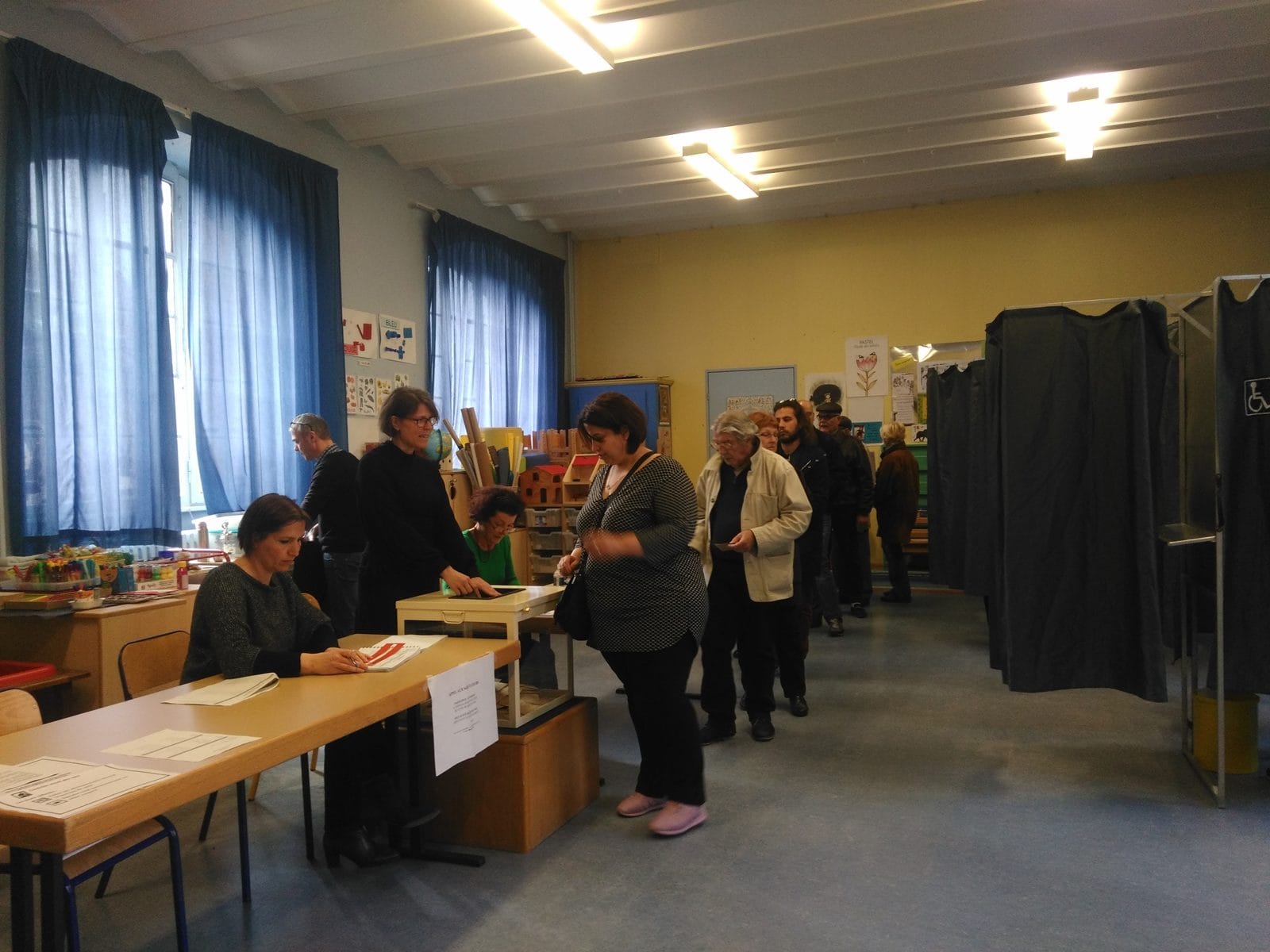 Benoît Hamon, vainqueur d’un scrutin alternatif testé dans un bureau de vote à Strasbourg