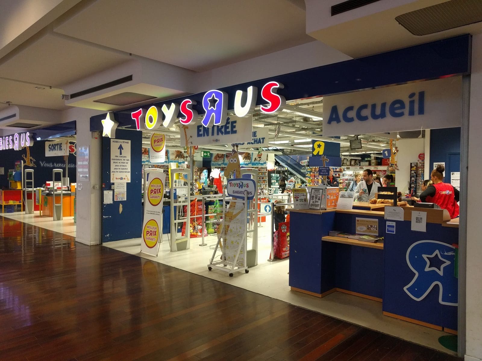 Au fond du centre commercial et au premier étage, le magasin Toys R Us ne remplit pas ses objectifs (Photo PF / Rue89 Strasbourg / cc)