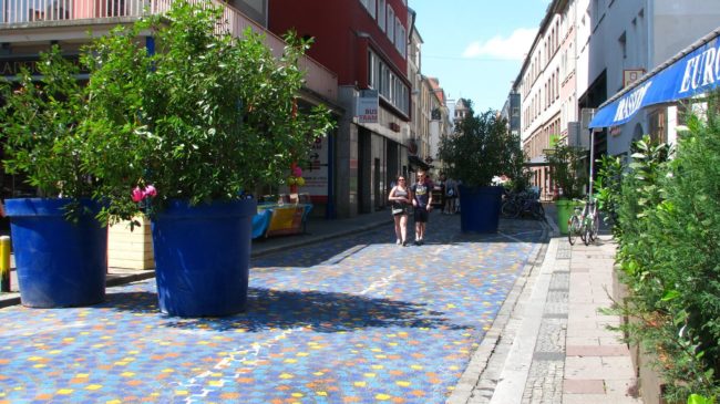 L'entrée de la rue du Jeu-des-Enfants, moins de voitures et plus de commerces. (Photo Tanguy Cadi / Rue89 Strasbourg / cc)