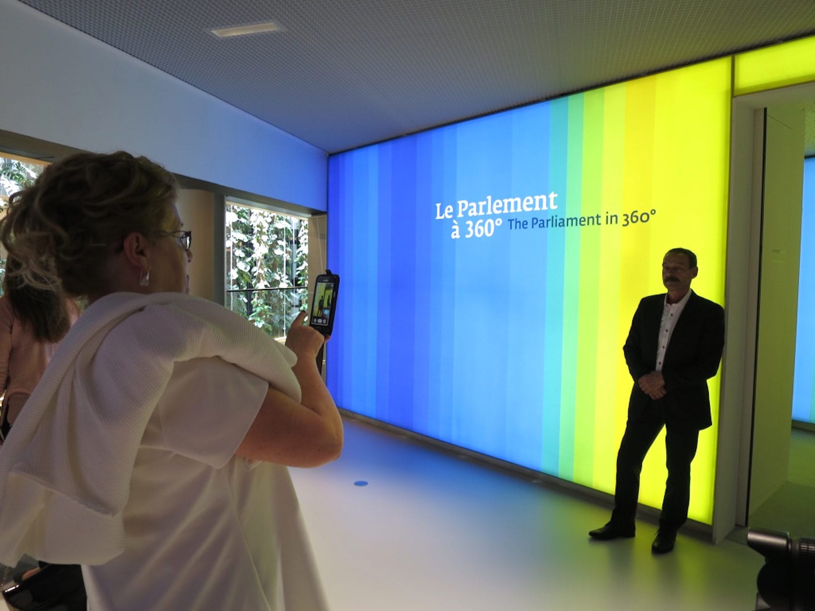 Les premiers visiteurs découvrent le Parlementarium, situé sous l'hémicycle au Parlement européen à Strasbourg. (Photo CS / Rue89 Strasbourg / cc)