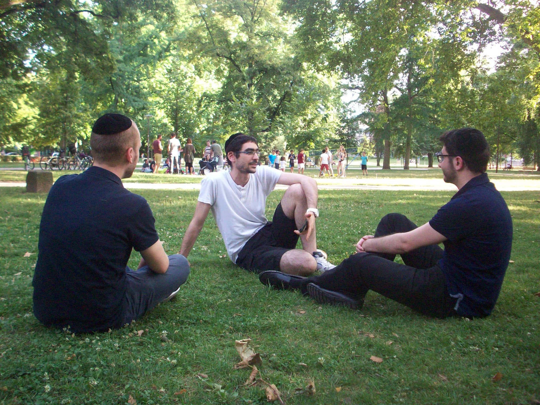 Ronny (au centre) et ses amis ne trouvent pas cela contraignant de concilier religion et vie professionnelle (Photo DL/Rue 89 Strasbourg/ cc)