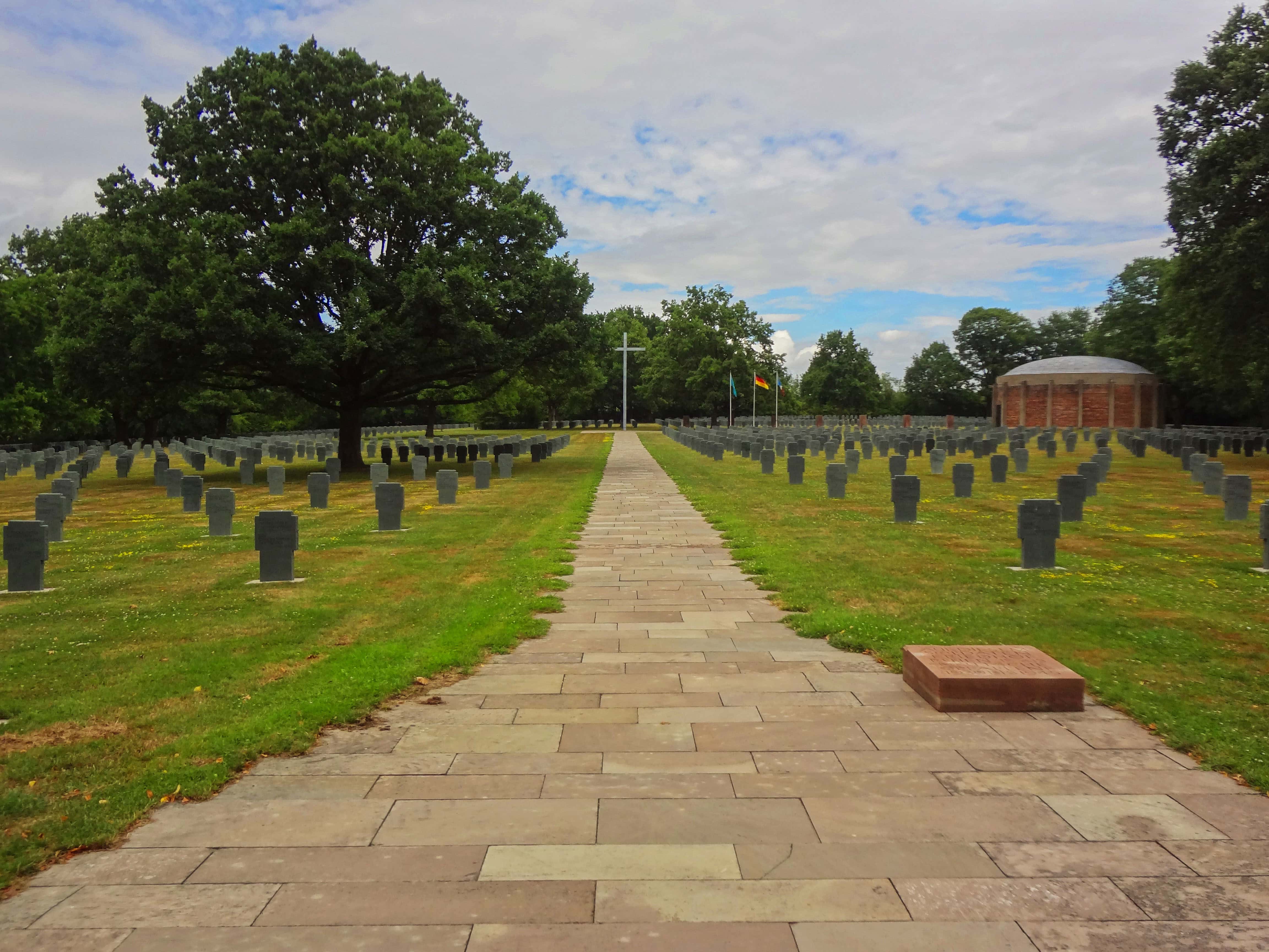Près de 16 000 soldats et civils allemands tués pendant les deux dernières guerres reposent dans le cimetière militaire de Niederbronn-les-Bains. (Photo : Fabien Nouvène)