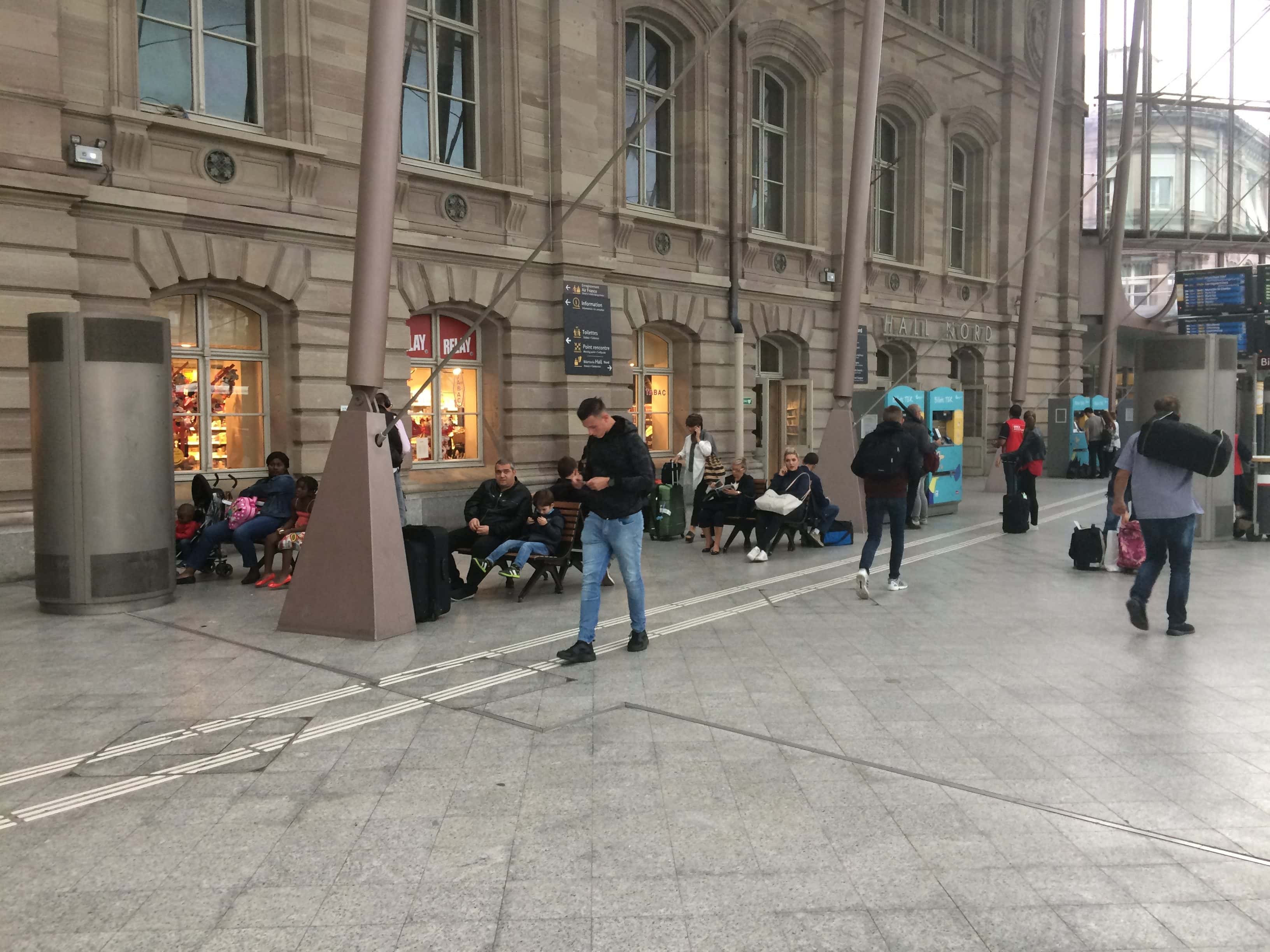 Quelques sièges disponibles à toute heure reviennent sous la verrière de la gare