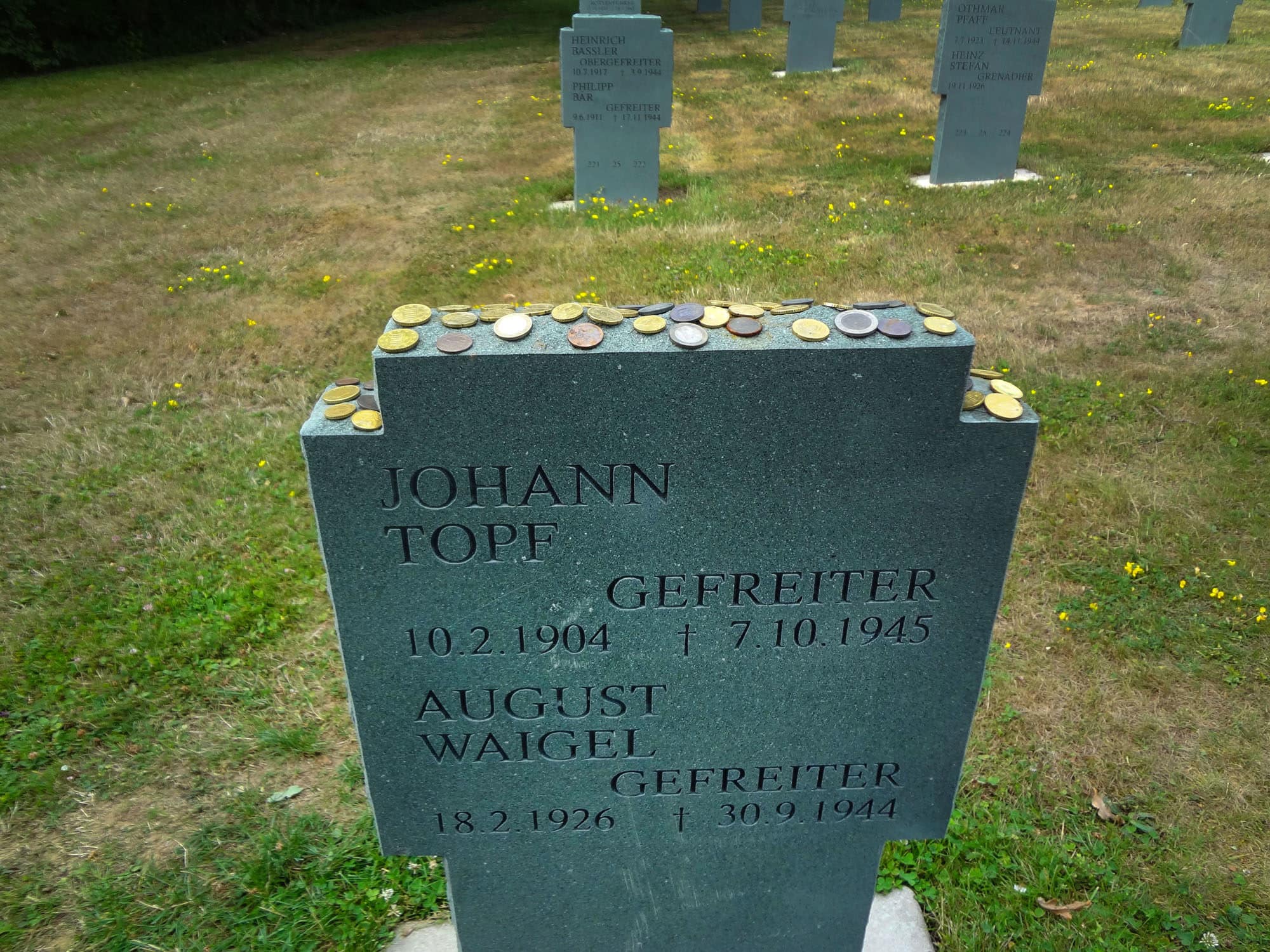 Des pièces de monnaie rendent hommage à Theo Waigel, père de l'euro en Allemagne, dont le frère est enterré à Niederbronn. (Photo : Fabien Nouvène)