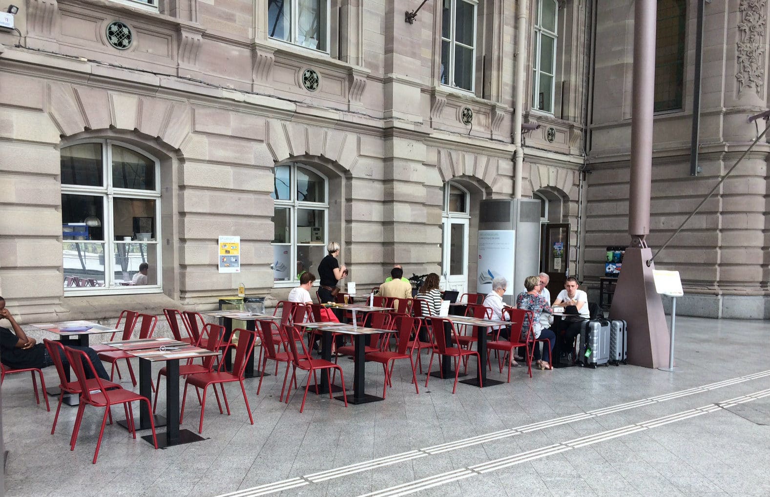 À la gare, les sièges remplacés par des terrasses où l’on peut rester gratuitement