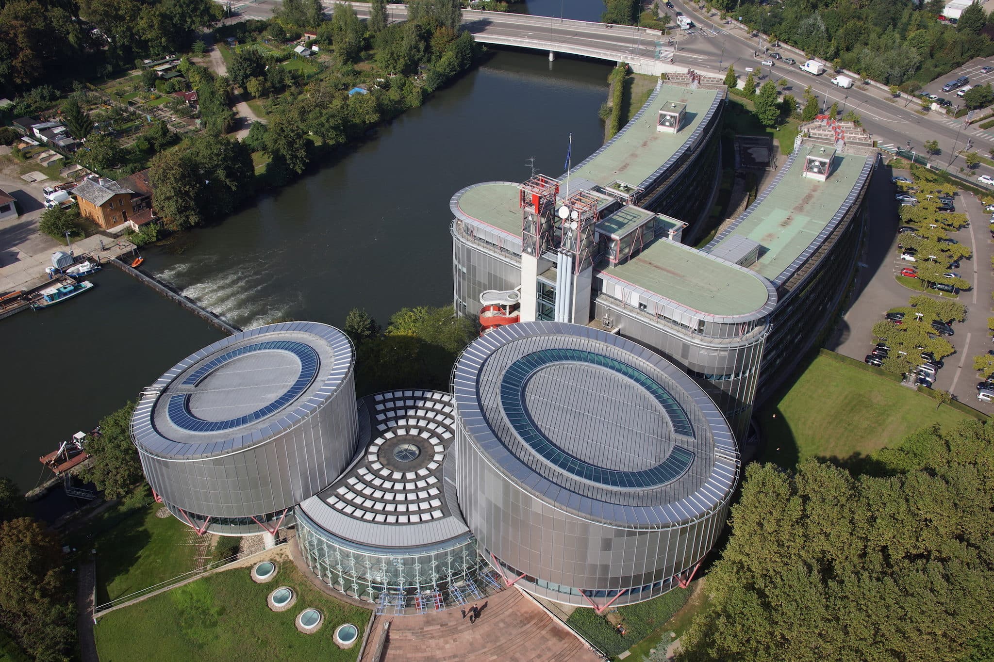 La justice européenne valide les amendes infligées aux décrocheurs de portraits de Macron