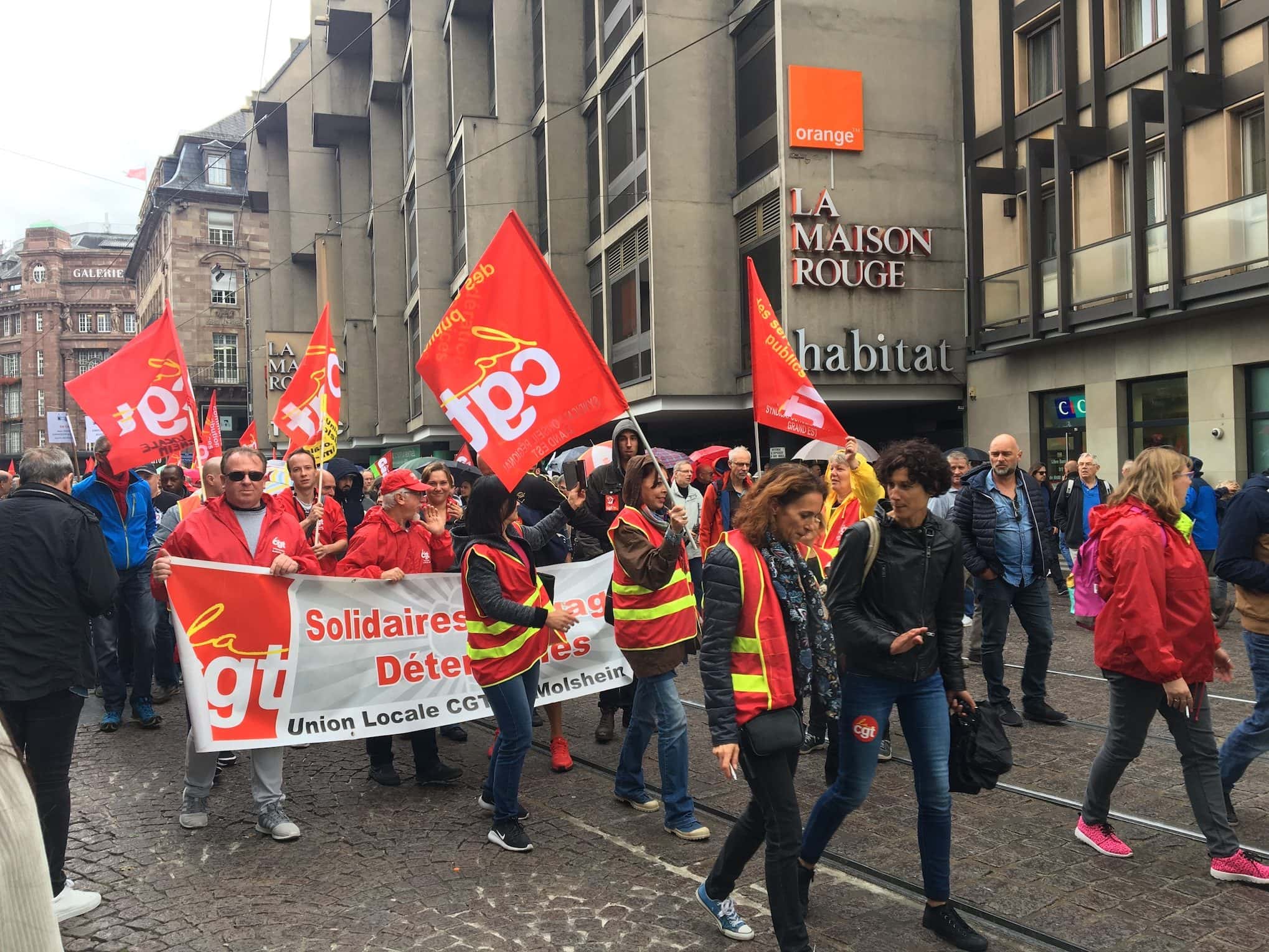 Malgré la pluie, on a manifesté « contre la politique globale » d’Emmanuel Macron mardi à Strasbourg