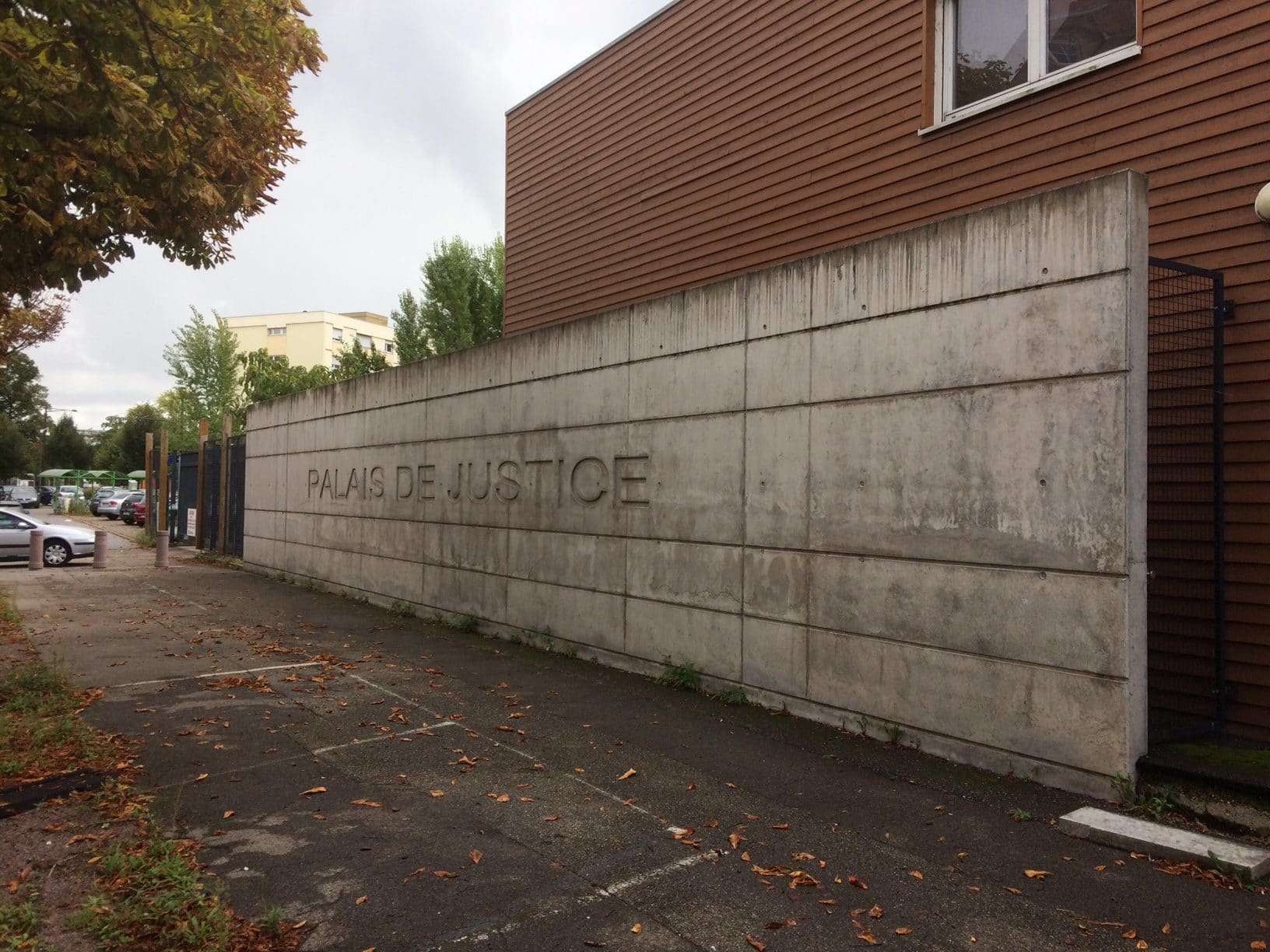 L’ancienne annexe du tribunal démolie, l’avenir de la place d’Islande en suspens