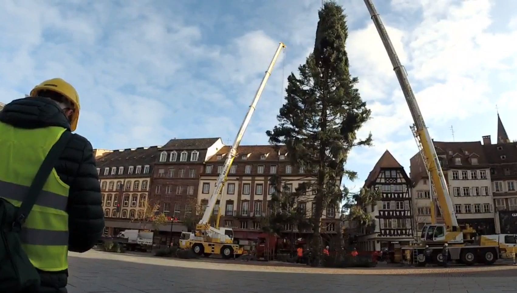 Ayé le grand sapin de Noël est arrivé place Kléber