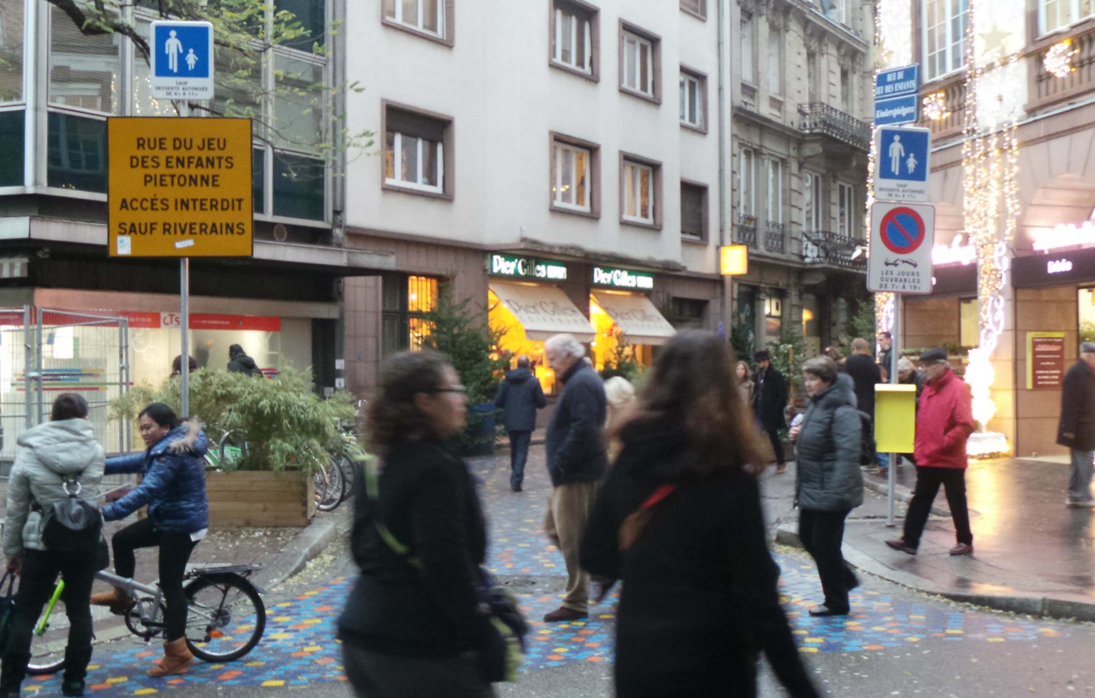 Avec une forêt de sapins, la rue du Jeu-des-Enfants continue sa mue sociale