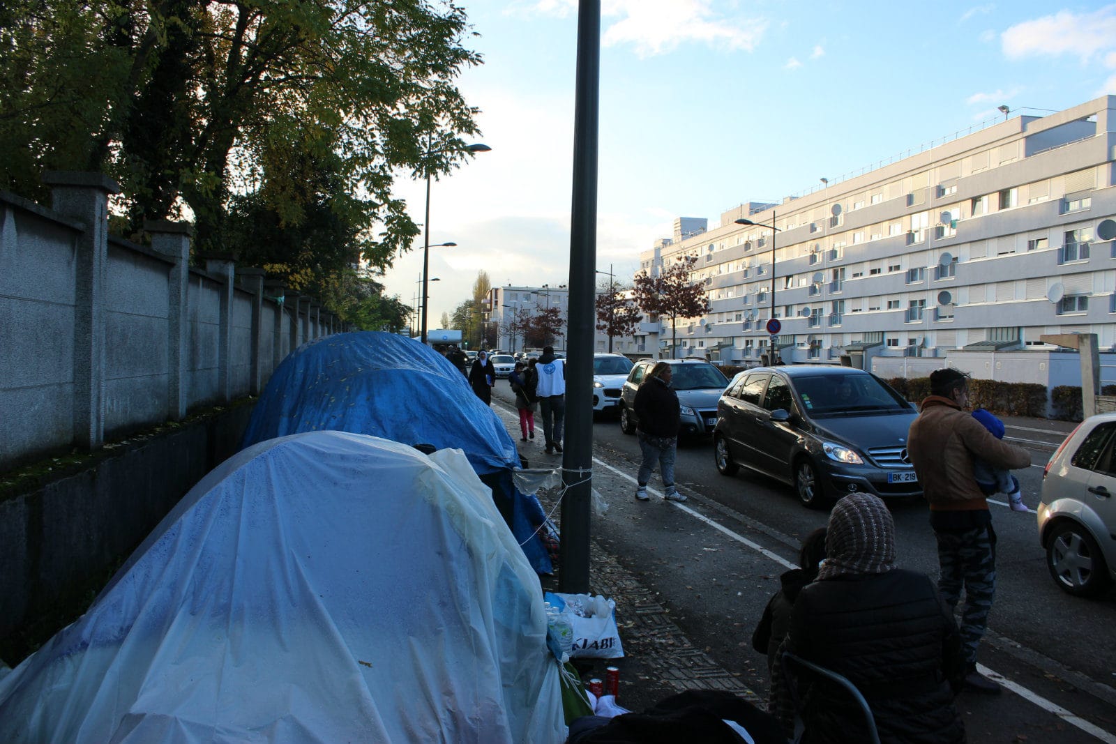 Suite à la pression médiatique, les demandeurs d’asile sur le trottoir au Neuhof mis à l’abri