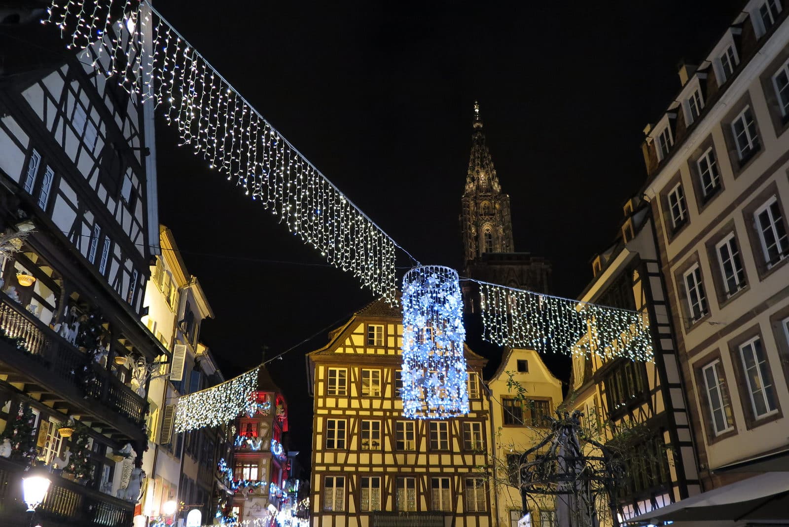 Le lustre de la place du Marché-Aux-Cochons-de-Lait, financé à moitié par la subvention publique (Photo Patrick Müller / FlickR / cc)