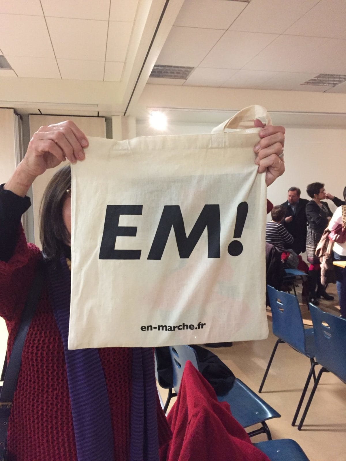 Une militante présente à la cérémonie de voeux de l'équipe départementale LREM affiche fièrement son "tote bag" aux couleurs d'En Marche. "Ce sera bientôt une pièce de musée", nous dit-elle... Photo Rue89Strasbourg - EB.