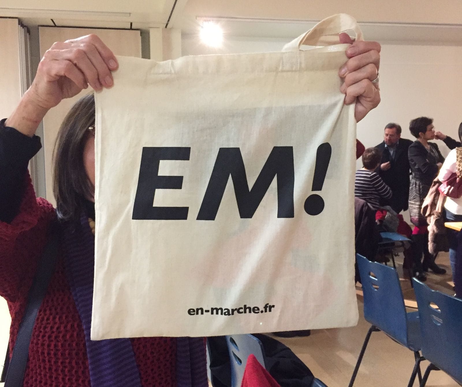 Une militante présente à la cérémonie de voeux de l'équipe départementale LREM affiche fièrement son "tote bag" aux couleurs d'En Marche. "Ce sera bientôt une pièce de musée", nous dit-elle... (Photo EB / Rue89Strasbourg / cc)