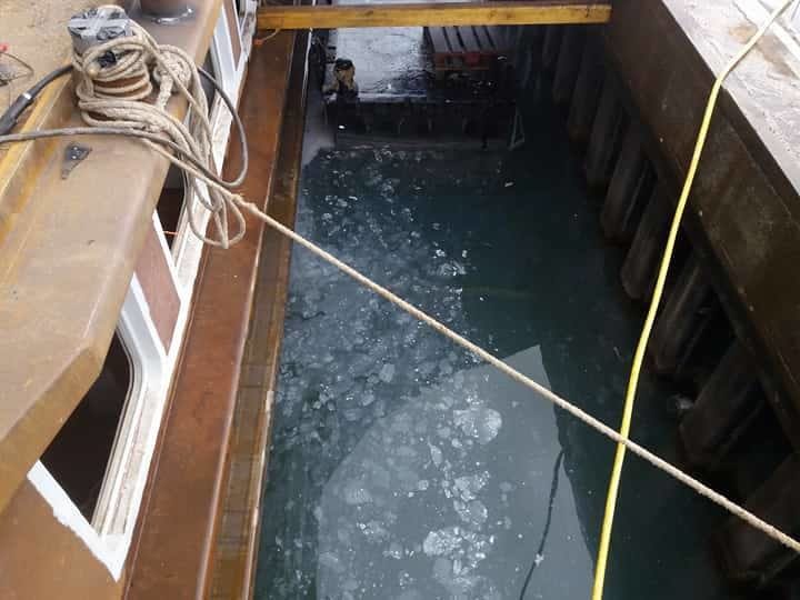 Les débris de peinture de la coque extérieure du Renoir, bateau CroisiEurope. L'entreprise a dit faire appel aux mêmes artisans alsaciens depuis 20 ans. Photo remise.