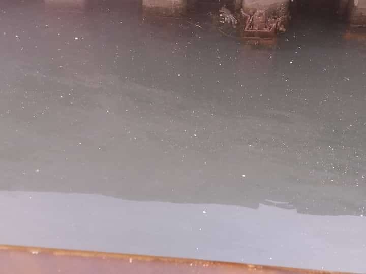 Des débris de peinture blanche du Renoir dans l'eau... Des barrages flottants sont censés les retenir, mais ils ne sont pas visibles. Photo remise.