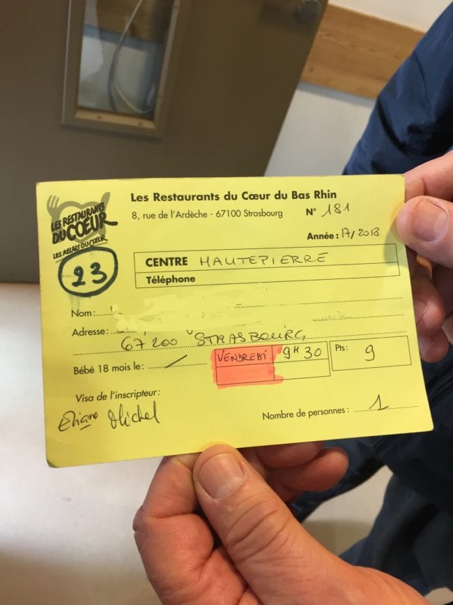 Les cartes de distribution permettent à chaque bénéficiaire de savoir quand il doit venir. Au verso, la date de la prochaine distribution est précisée. (Photo EB - Rue89 Strasbourg)