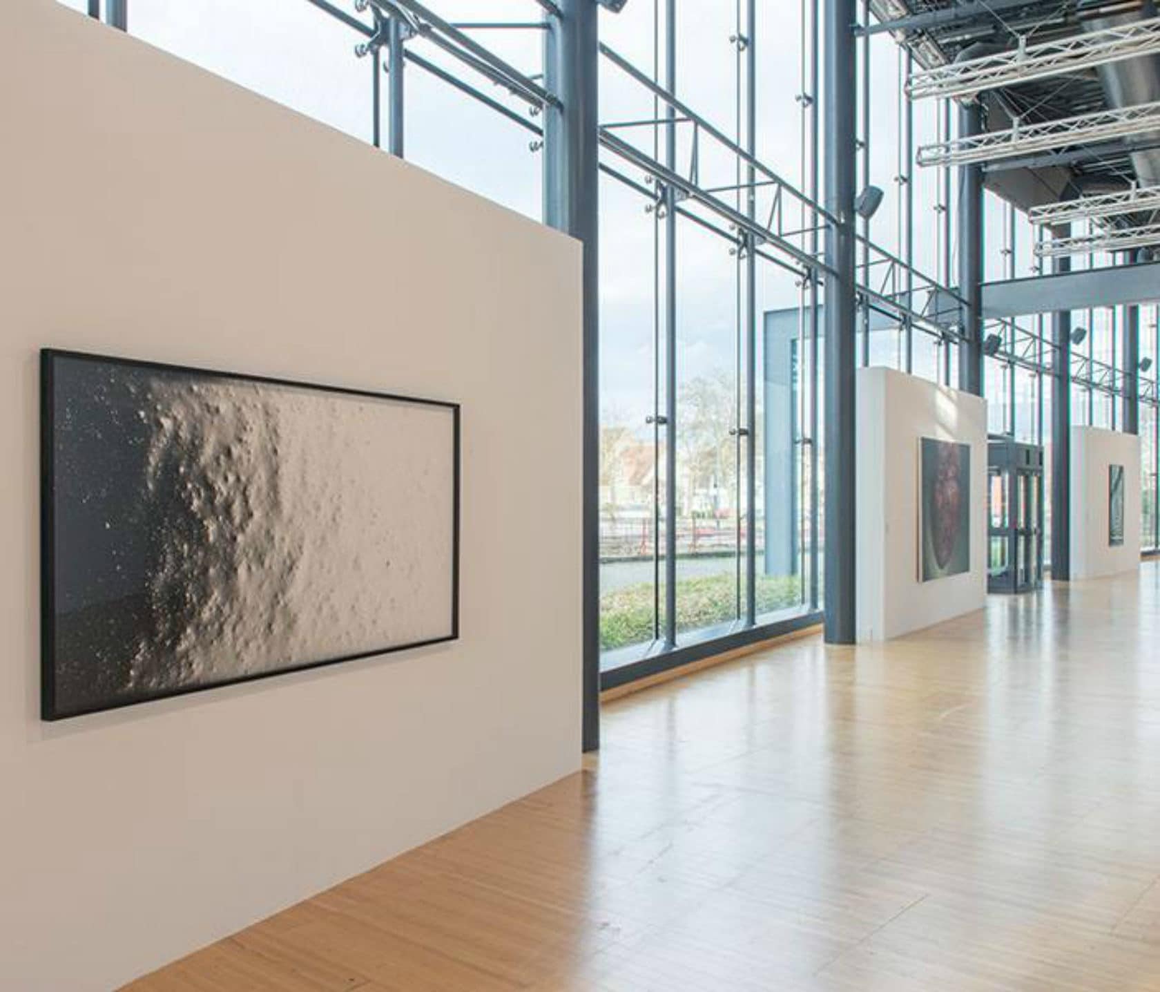 Une vue de l’exposition, avec l’oeuvre de Pierre Savatier au premier plan. crédits photographiques: Klaus Stöber