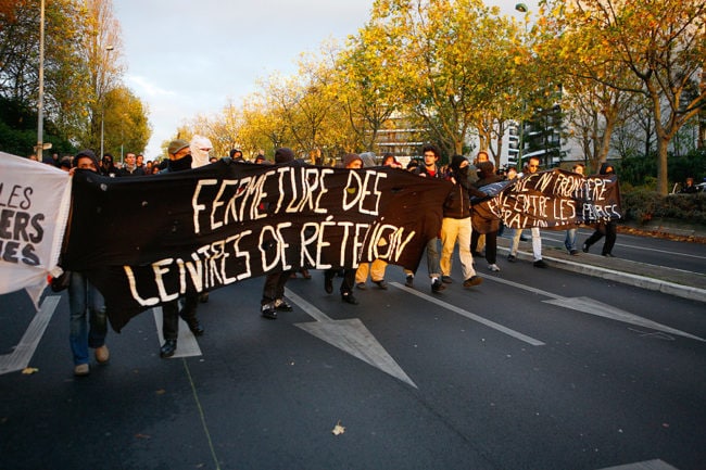 Une manifestation pour la fermeture du centre de rétention de Vincennes (Photo lookin4poetry / visualhunt / cc)