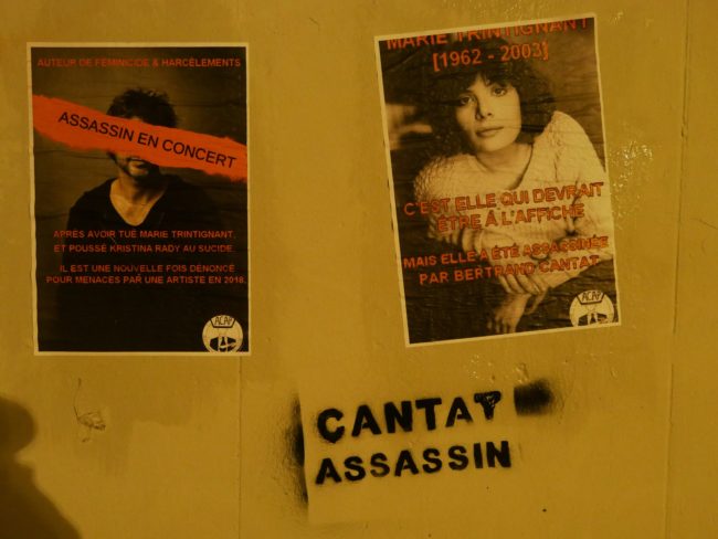 Plusieurs associations ont recouvert les murs aux abords de la Laiterie pour rappeler le rôle du chanteur dans la mort de Marie Trintignant (Photo GK / Rue 89 Strasbourg / cc)