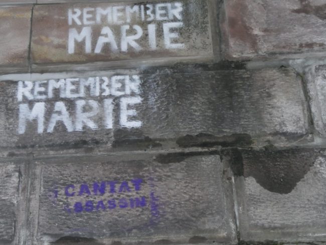 Les slogans militants parsèment les murs jusque sur le pont qui surplombe la rue du Hohwald (Photo GK/ Rue 89 Strasbourg/ cc)