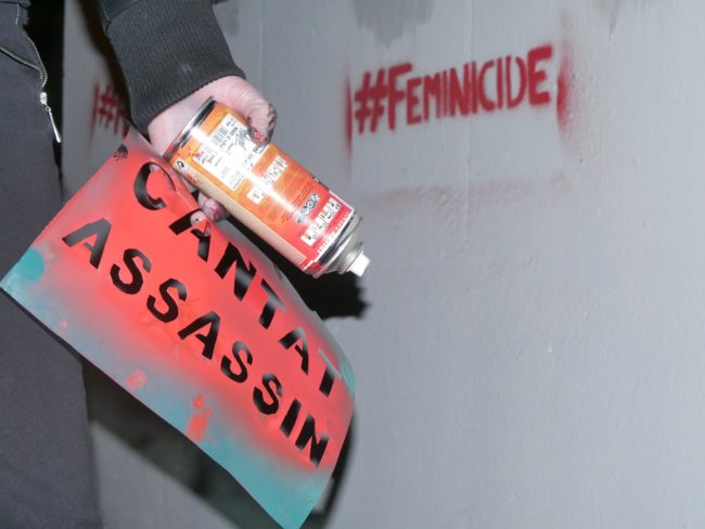 Les militantes féministes protestent contre "la célébration d'un auteur de féminicides" (Photo GK/ Rue 89 Strasbourg/cc)