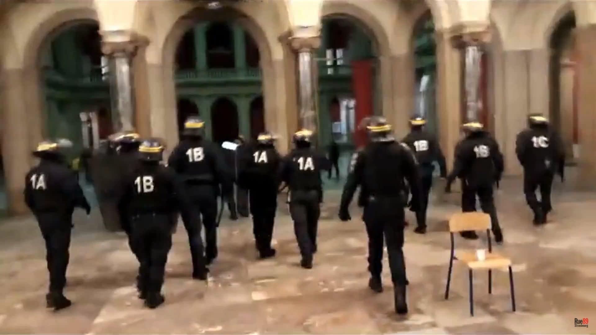La police évacue les étudiants et lycéens du Palais universitaire