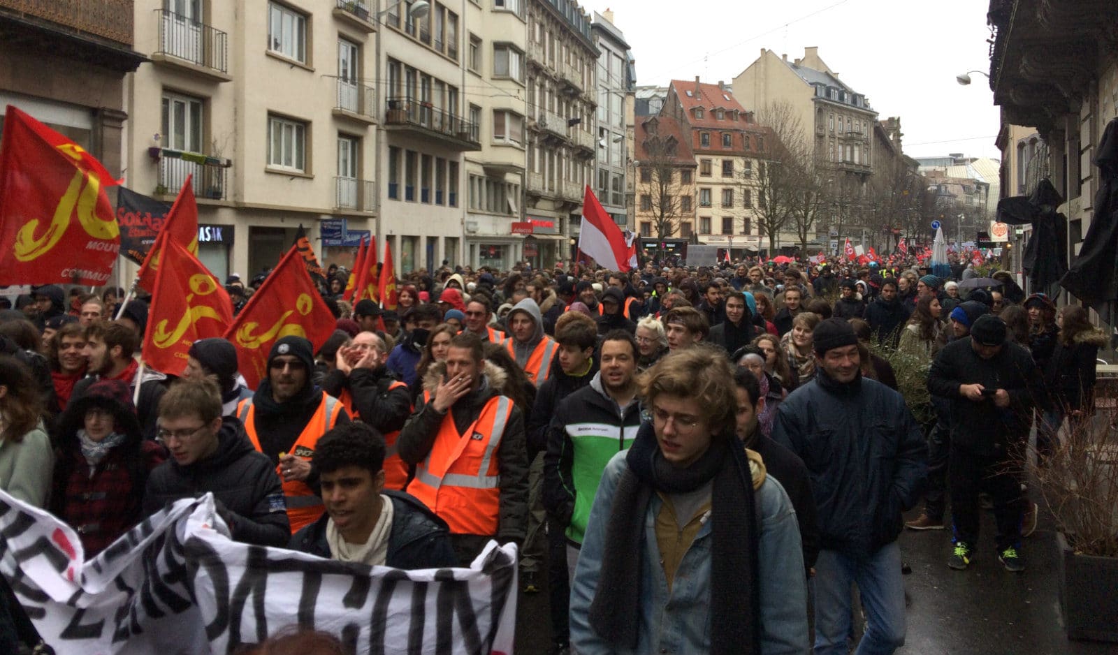 Plus de 3 500 personnes manifestent « en défense du service public »