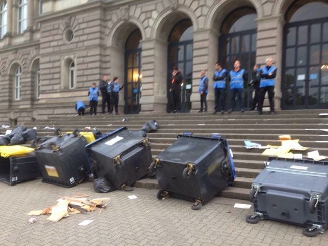 Les poubelles qui étaient devant les accès ont été dégagées (Photo AG des étudiants en lutte / Facebook)