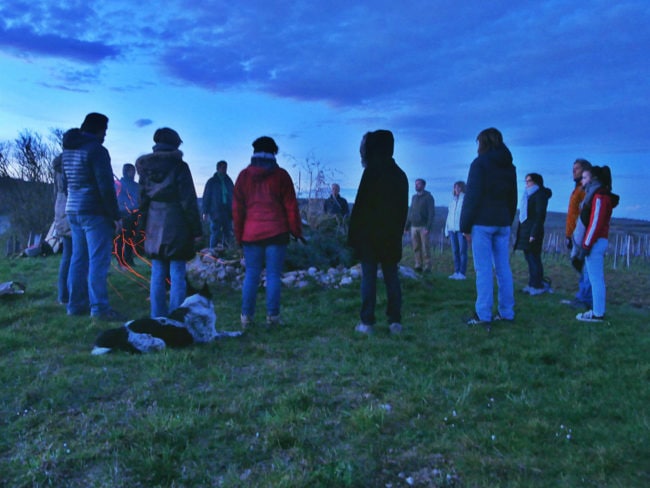 Le groupe vient d'arriver devant le lieu du "feu sacré" , préparé au cours des derniers jours par la chamane de Rosheim.