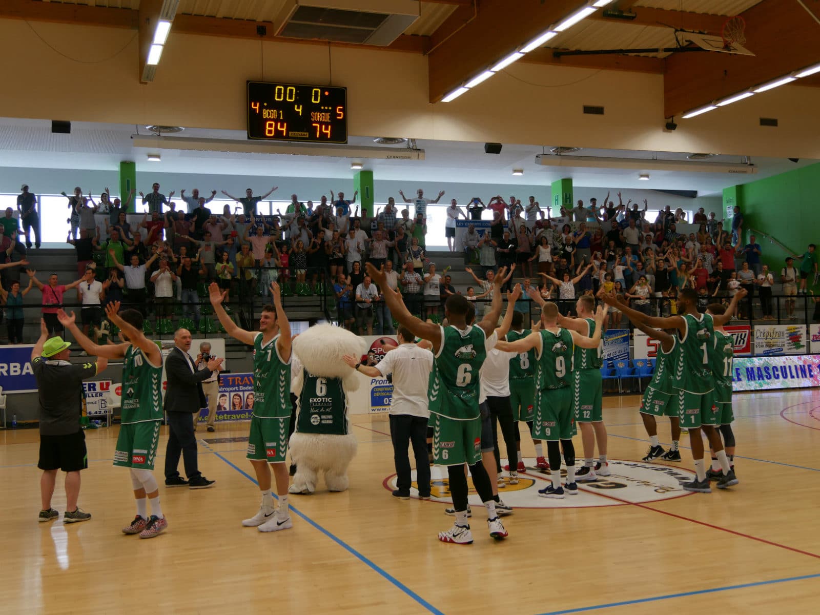 L’entrée en fanfare de Gries, 2 800 habitants, dans la cour des professionnels du basket