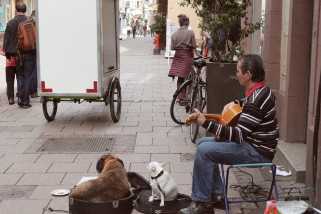 Jean-Luc Traber a 40 ans de pratique de musique dans la rue. (Photo ES / Rue89 Strasbourg / cc)