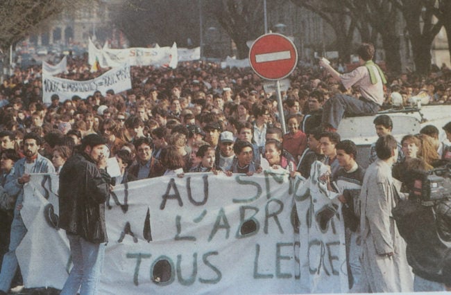 "La rue des anti-SMIC-jeunes", titrent les DNA. La veille, plus de 6000 étudiants ont manifesté à Strasbourg, Sélestat, Colmar, Mulhouse, pour réclamer l'abrogation des décrets sur le contrat d'insertion professionnelle. (Archives DNA)