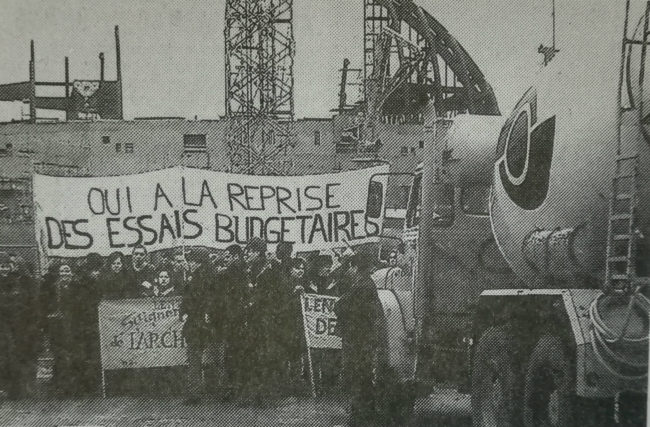 Les étudiants en architecture bloquent un chantier à Strasbourg. En grève depuis le 7 novembre 1986, ils ont des revendications spécifiques, liées notamment à leur rattachement au ministère de la culture. (DNA)