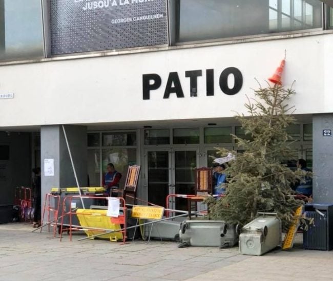 Un sapin donne une touche forestière bienvenue alors que ce sont les poubelles qui sont le plus fréquemment utilisées d'habitude... (Photo Loïc Branchereau / Facebook)