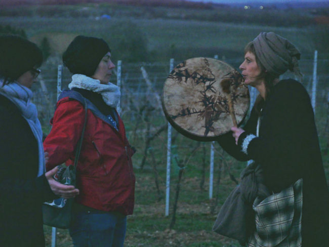 La chamane passe devant chaque participant en chantant dans une langue "ancestrale".