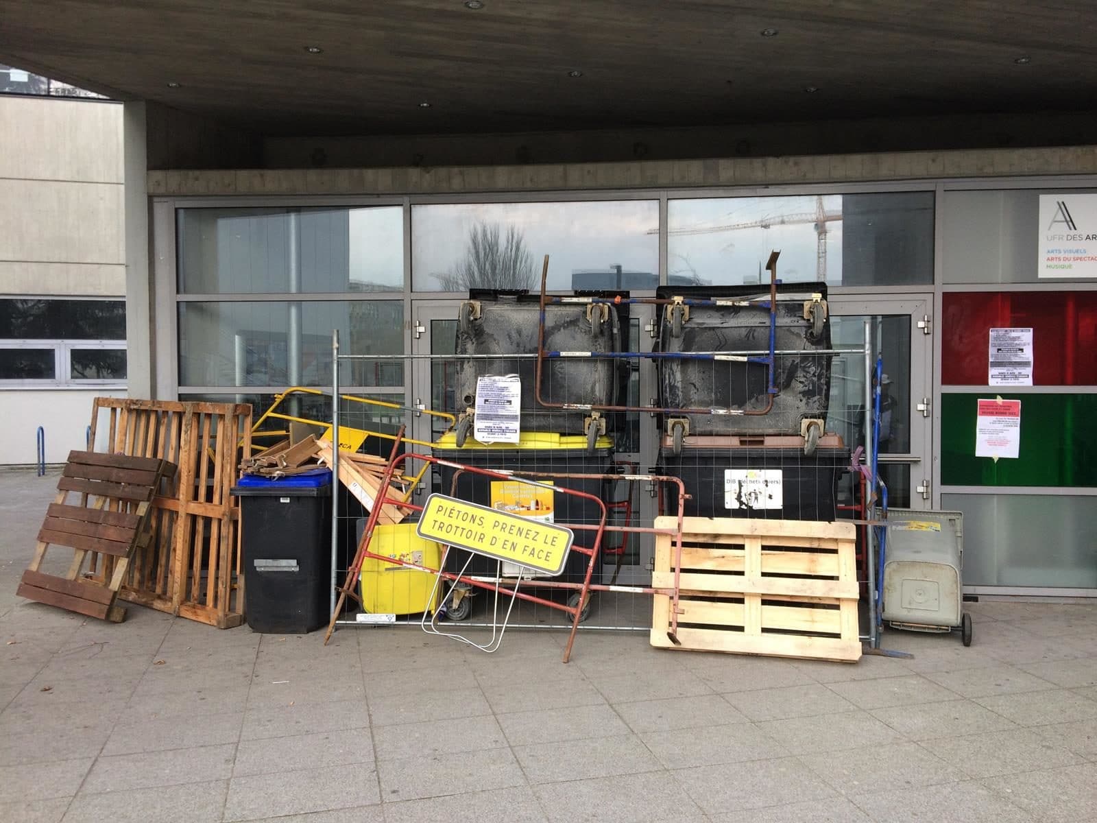 Les étudiants ont déposé des palettes et des poubelles pour empêcher l'accès aux bâtiments (Photo JFG / Rue89 Strasbourg)