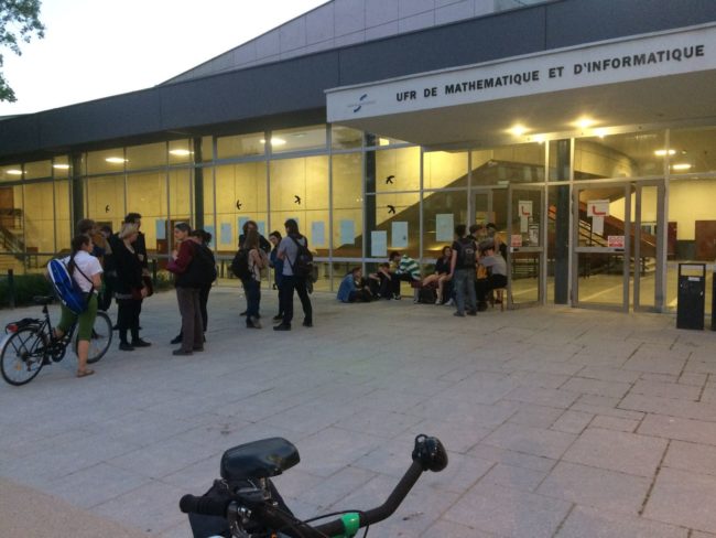 Dans la soirée de jeudi, quelques étudiants ont choisi de rester dans les bâtiments (Photo Jean-François Gérard / Rue89 Strasbourg / cc)