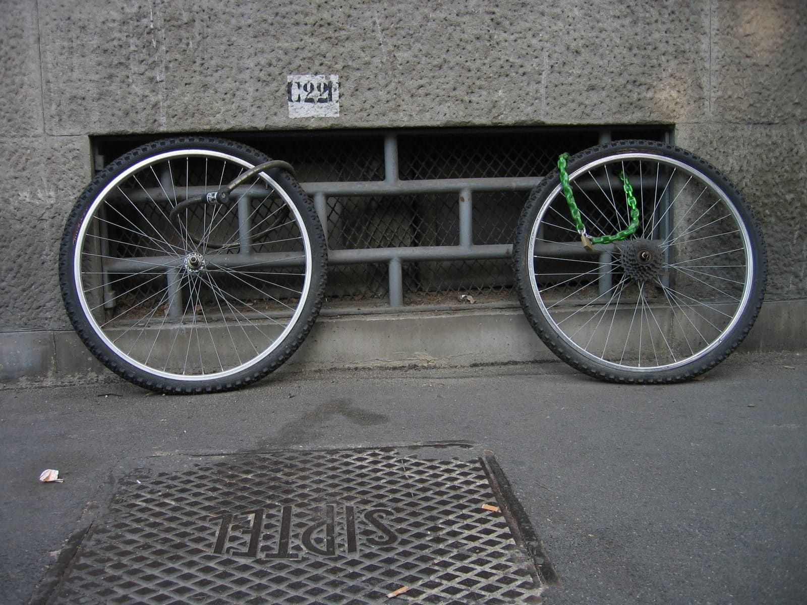 « Locking the frame you get the wheels stolen, locking the wheels you get your frame stolen. » (Photo M. Aquila / FlickR / cc)