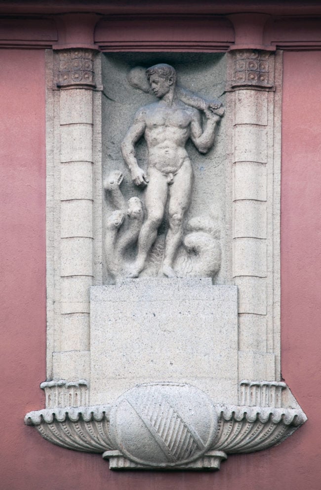 En dessous des statuts, un symbole de la Ville de Strasbourg. On en retrouve plusieurs sur les bains municipaux (Photo Région Grand Est – Inventaire général, Claude Menninger)