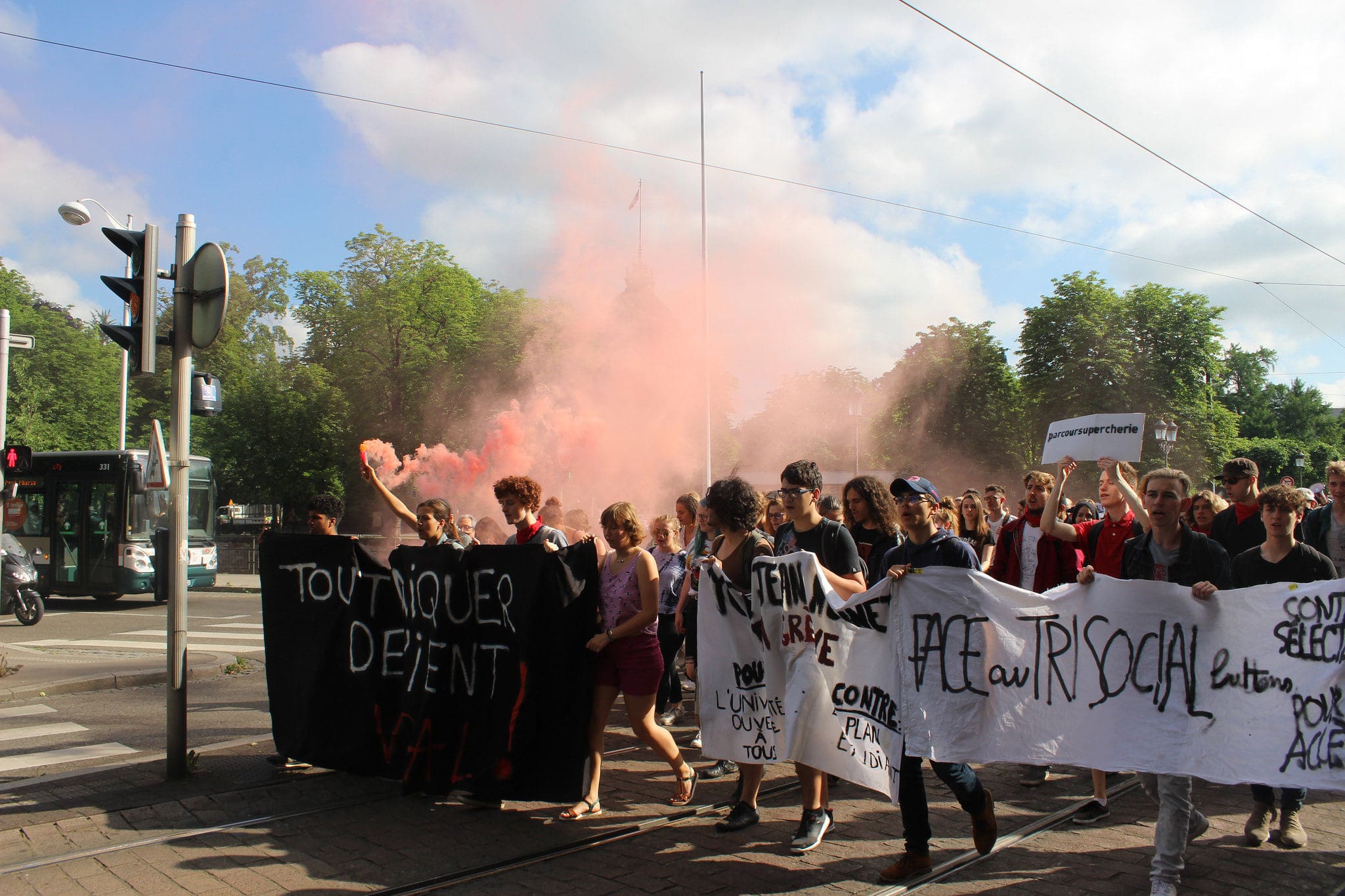 Environ 200 lycéens dans les rues pour la journée « Lycées morts »