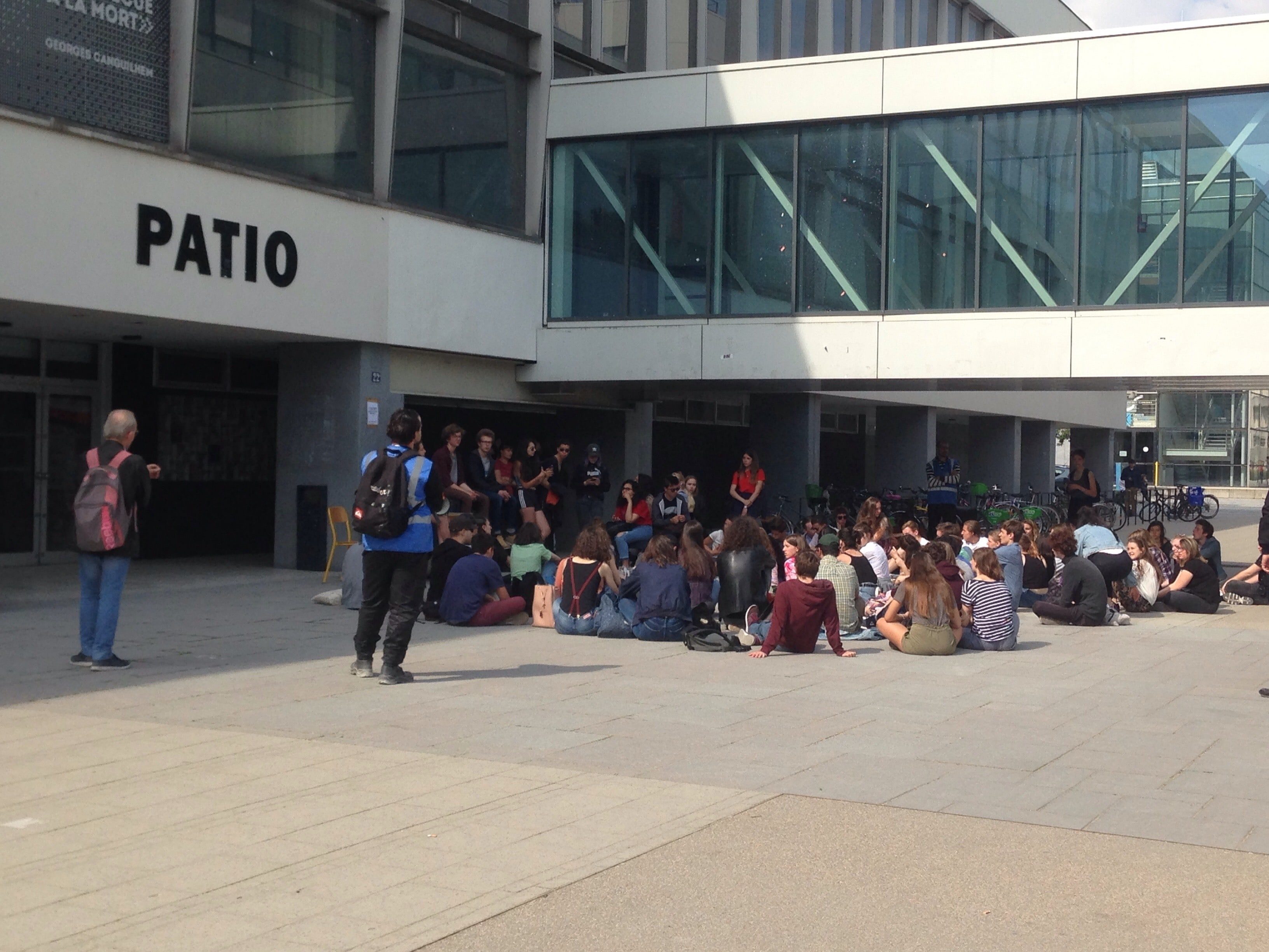 Assemblée Générale des étudiants en lutte au Patio. (Photo : CA/ Rue89Strasbourg)